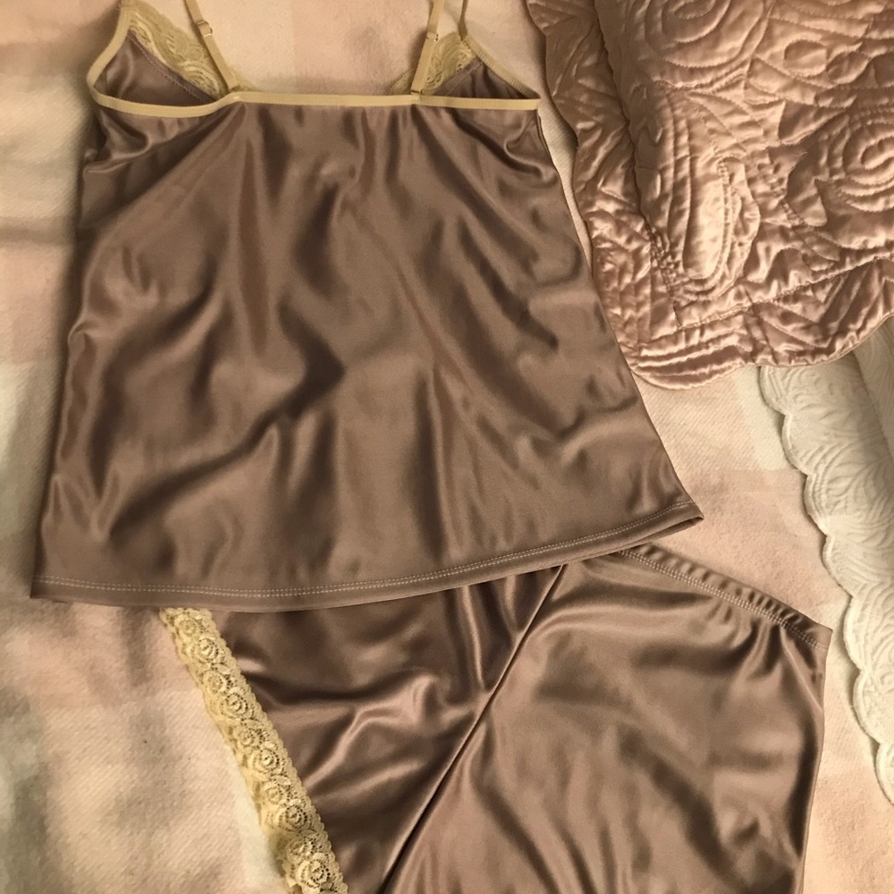 𝑀𝐼𝐷𝑁𝐼𝐺𝐻𝑇 ᑕOᑕO ♡︎ 𝐿𝑂𝑈𝑁𝐺𝐸𝑅𝐼𝐸 𝑆𝐸𝑇 - Picture 9 of 16